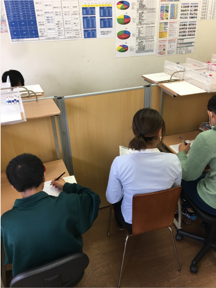 教室風景です。分からない問題を丁寧に授業します。帰るときには絶対に解けるようにします。